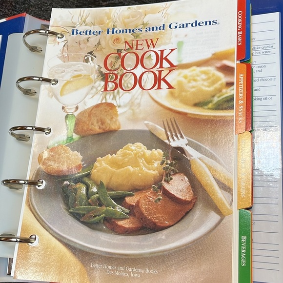 Better Homes and Gardens Red and Blue Cook Book Dated 1996 Beautiful Condition - Picture 5 of 13
